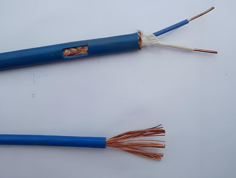 導(dǎo)體是電纜中的關(guān)鍵部件，它承載和傳輸電流.jpg